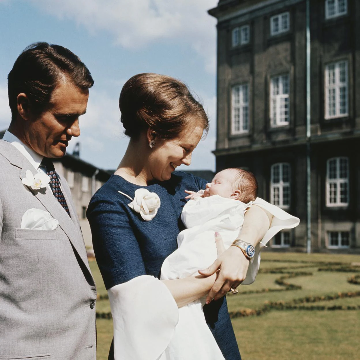 Margarita de Dinamarca con Federico en brazos cuando era un bebé./getty images