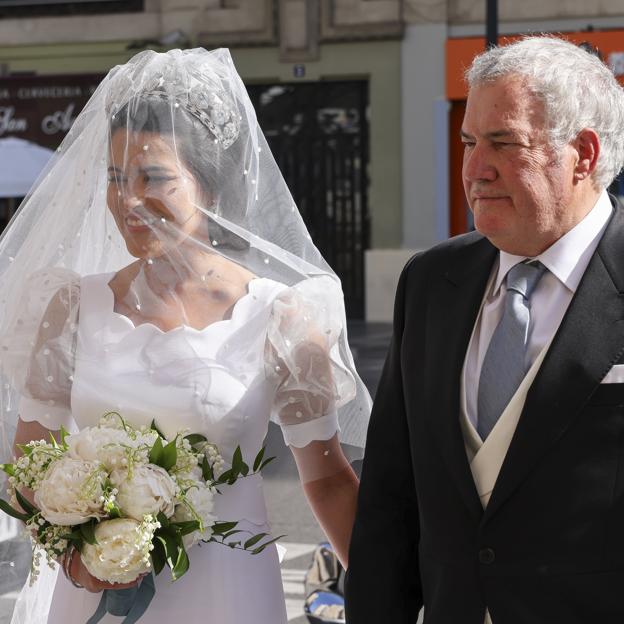 Natalia Santos junto a su padre.