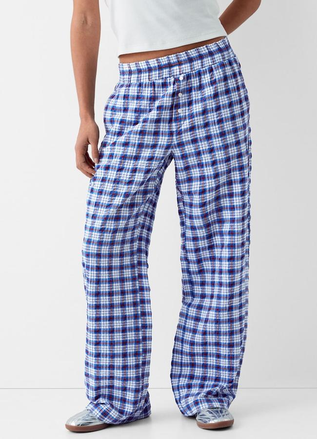 Pantalón wide leg cuadros azul de Bershka (15,99€)