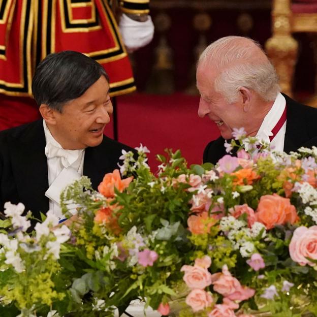 Carlos III charla con el emperador Naruhito, durante la cena ofrecida en su honor. 