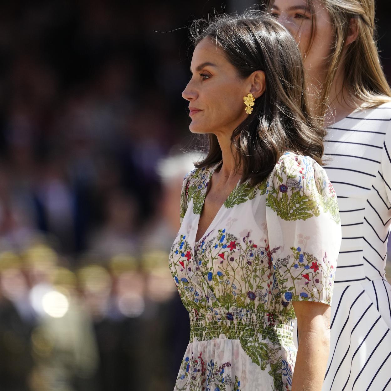 La reina Letizia arrasa con un vestido floral en Zaragoza con Leonor |  Mujer Hoy