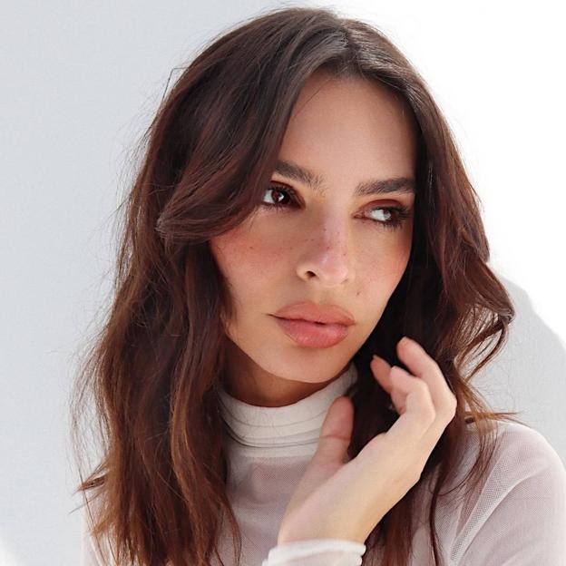 Emily Ratajkowski con lip gloss efecto 3D