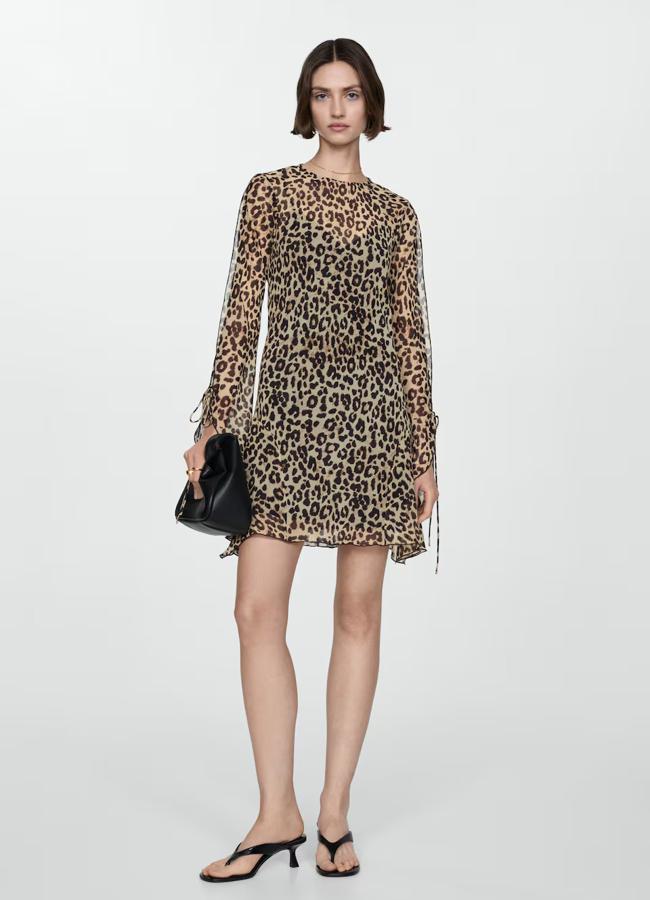 Vestido con diseño de leopardo de Mango.