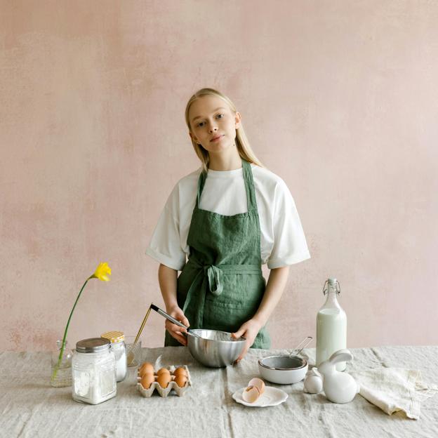 Mujer preparando un desayuno sano. 