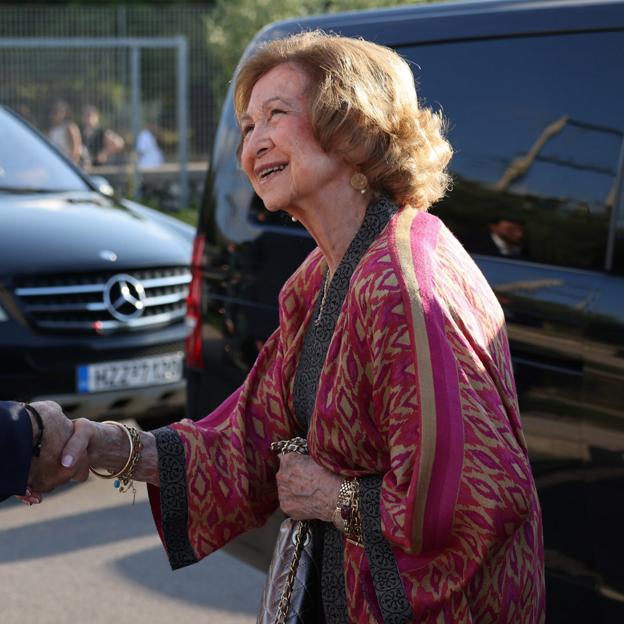 Con kimono y bolso acolchado de Chanel: el look cómodo de la reina Sofía en Grecia