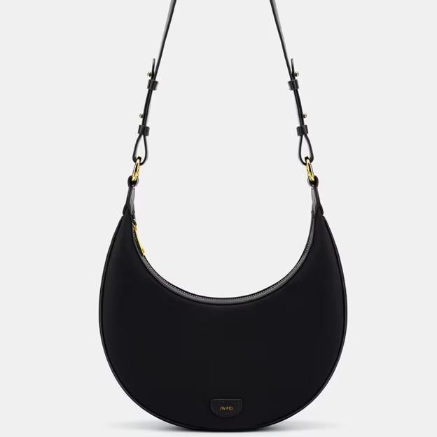 Bolso negro bandolera de JW Pei.