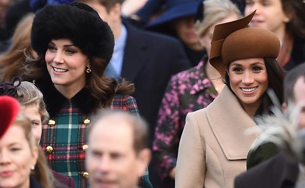 Kate Middleton y Meghan Markle durante el servicio de Navidad en 2017. 