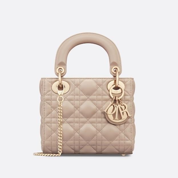 El bolso Mini Lady Dior en beige empolvado que ha llevado la reina Camilla.