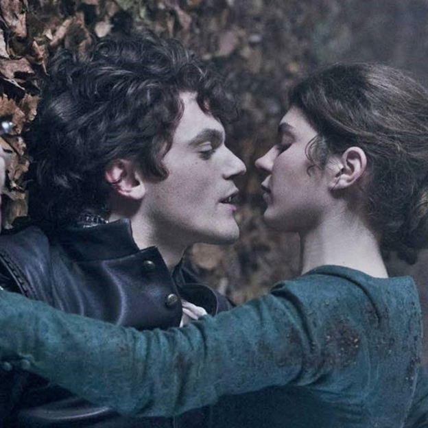 Emily Bader y Edward Bluemel en la piel de los protagonistas de My Lady Jane. 