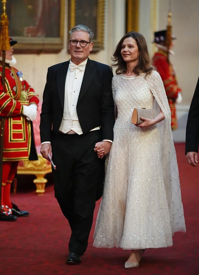 Victoria Starmer junto al primer ministro, con un vestido de inspiración nupcial. / GTRES