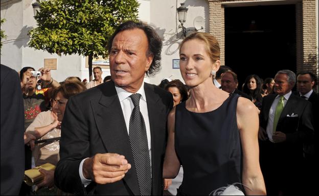 Julio Iglesias y Miranda Rijnsburger, en una imagen reciente. 