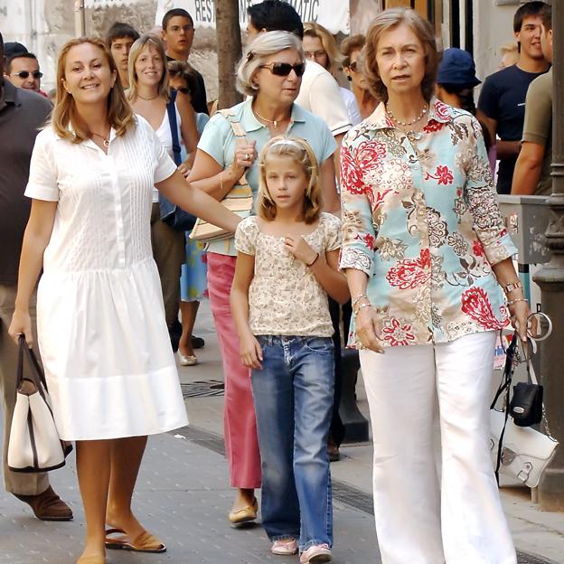 La reina Sofía fotografiada en 2007, mientras paseaba por Palma de Mallorca con Tatiana Radziwill.