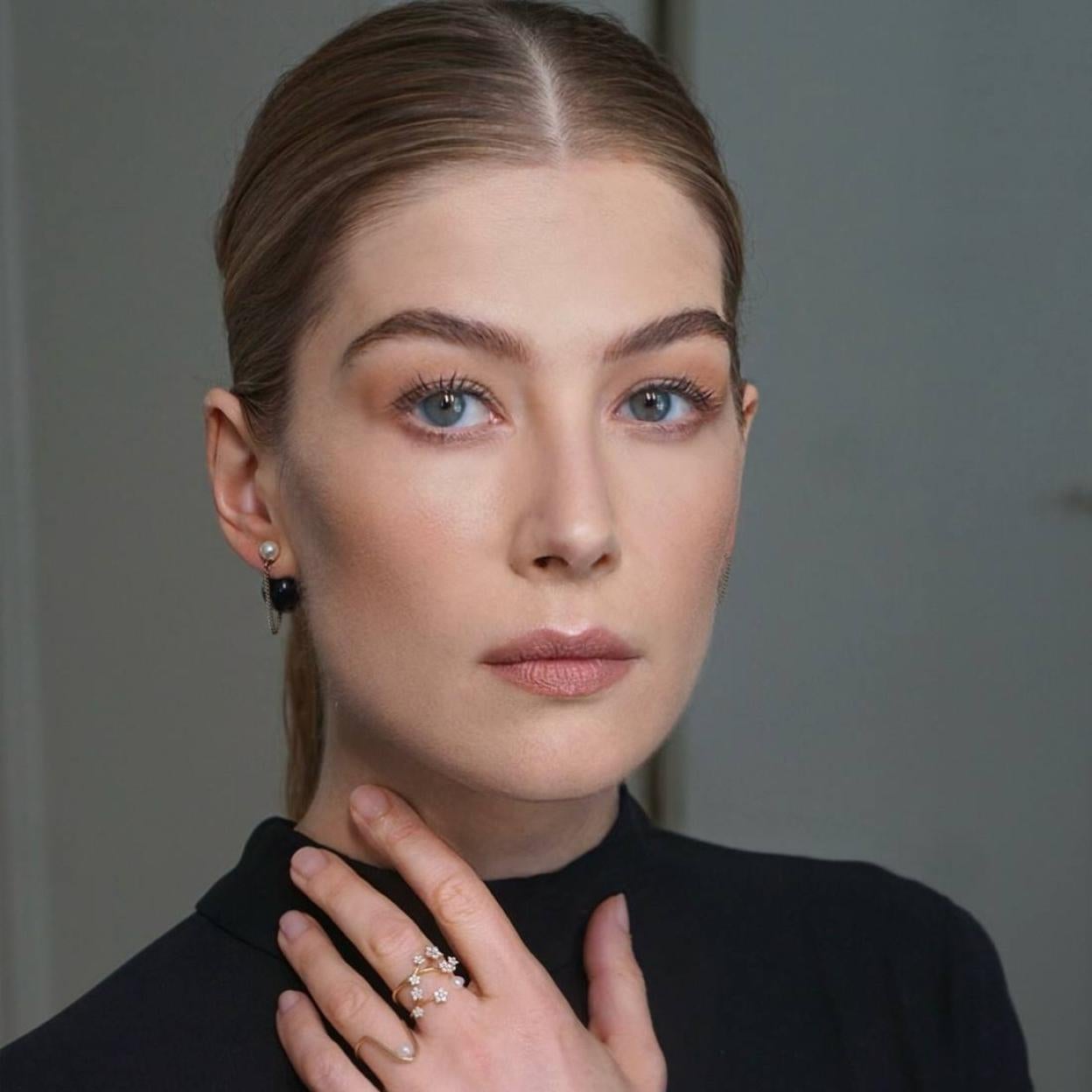 Rosamund Pike con piel madura de aspecto joven/@VALERIAFERREIRAMAKEUP