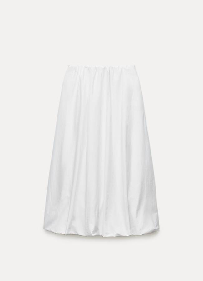 Falda amplia blanca de Zara, 25,95 euros.