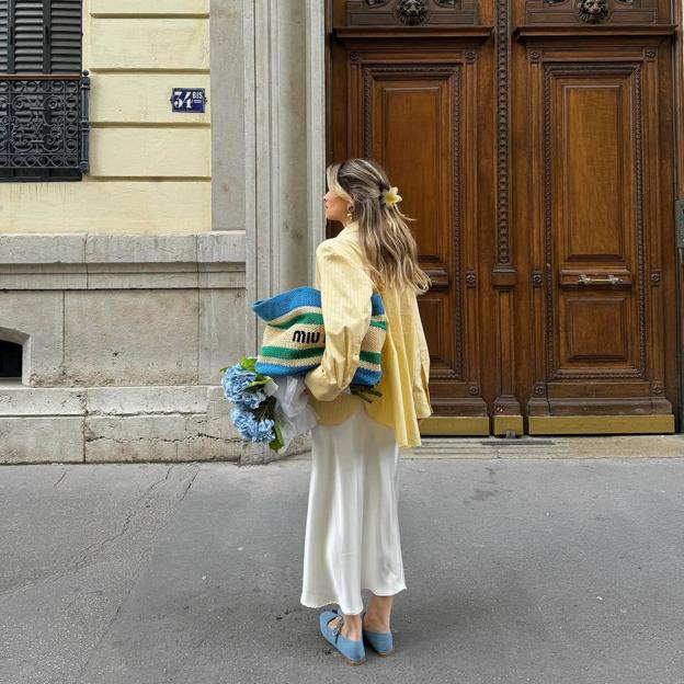 Influencer con camisa básica amarillo mantequilla