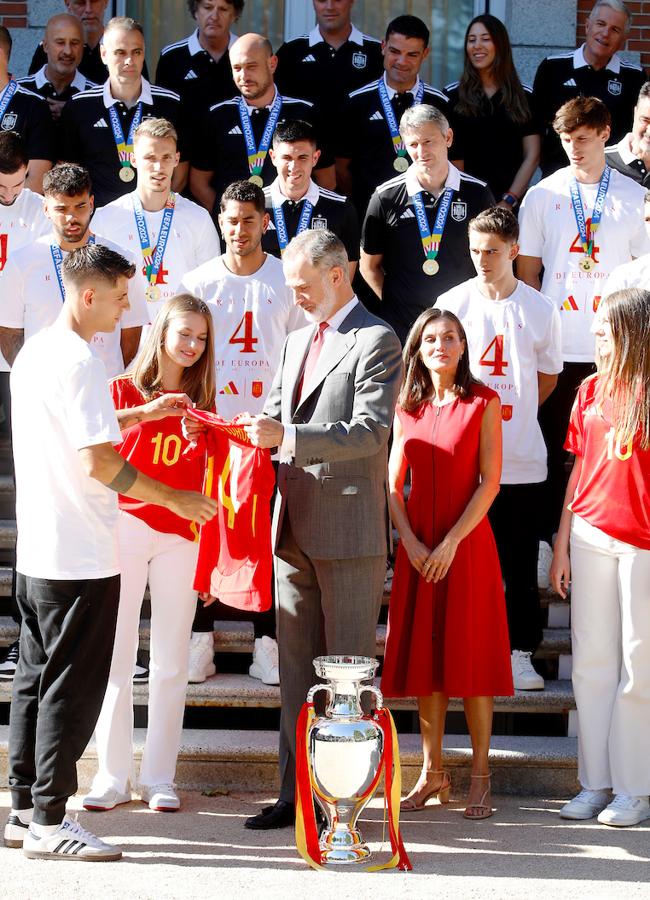 El momento en que Morata le regaló una camiseta firmada por todos los jugadores al rey Felipe. (FOTO: LIMITED PICTURES) 