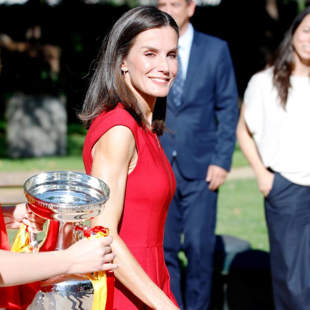 La reina Letizia se vistió con uno de sus Carolina Herrera favoritos para recibir a La Roja. 