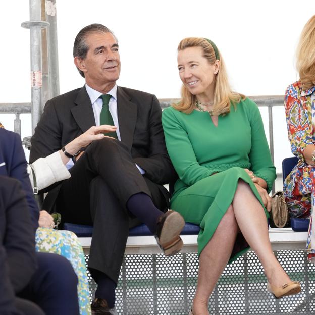 Del vestido royal de Cristina de Borbón-Dos Sicilias a las joyas XL de su hija Victoria: los looks más destacados en Marín