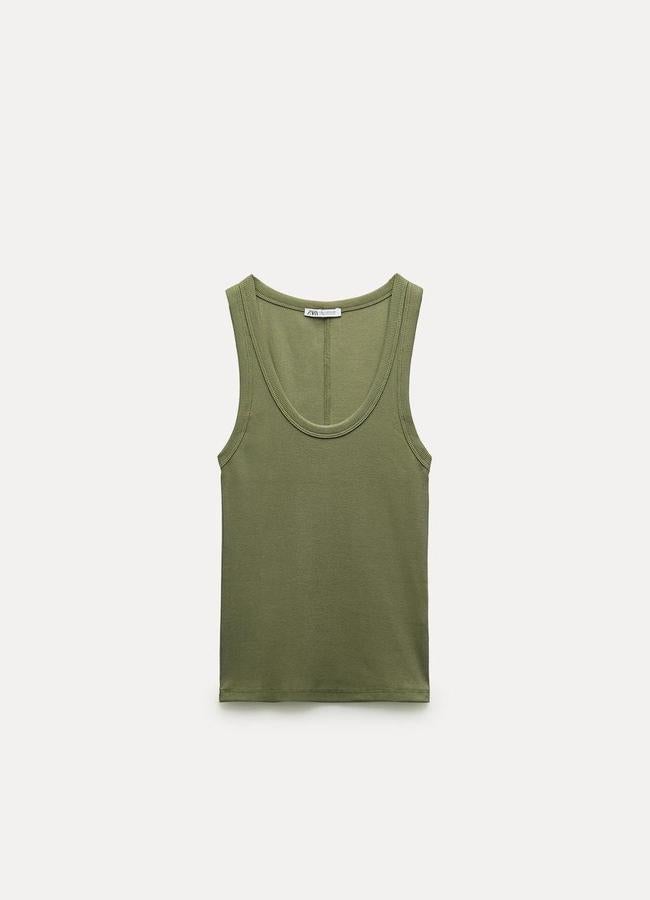 Tank top verde de Zara, 6,95 euros.