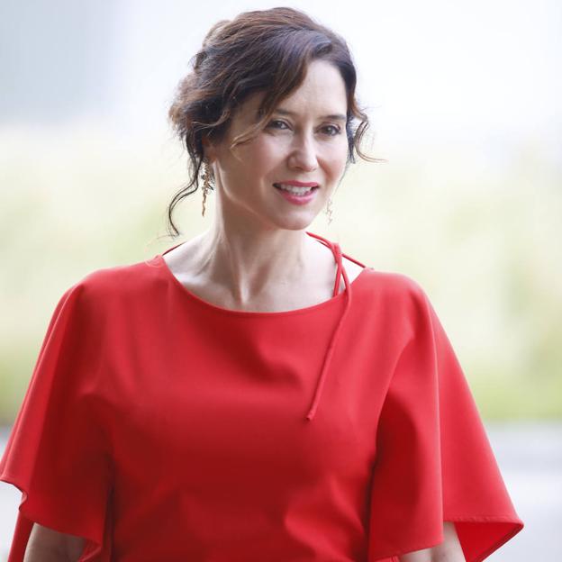 Isabel Díaz Ayuso con un vestido rojo.