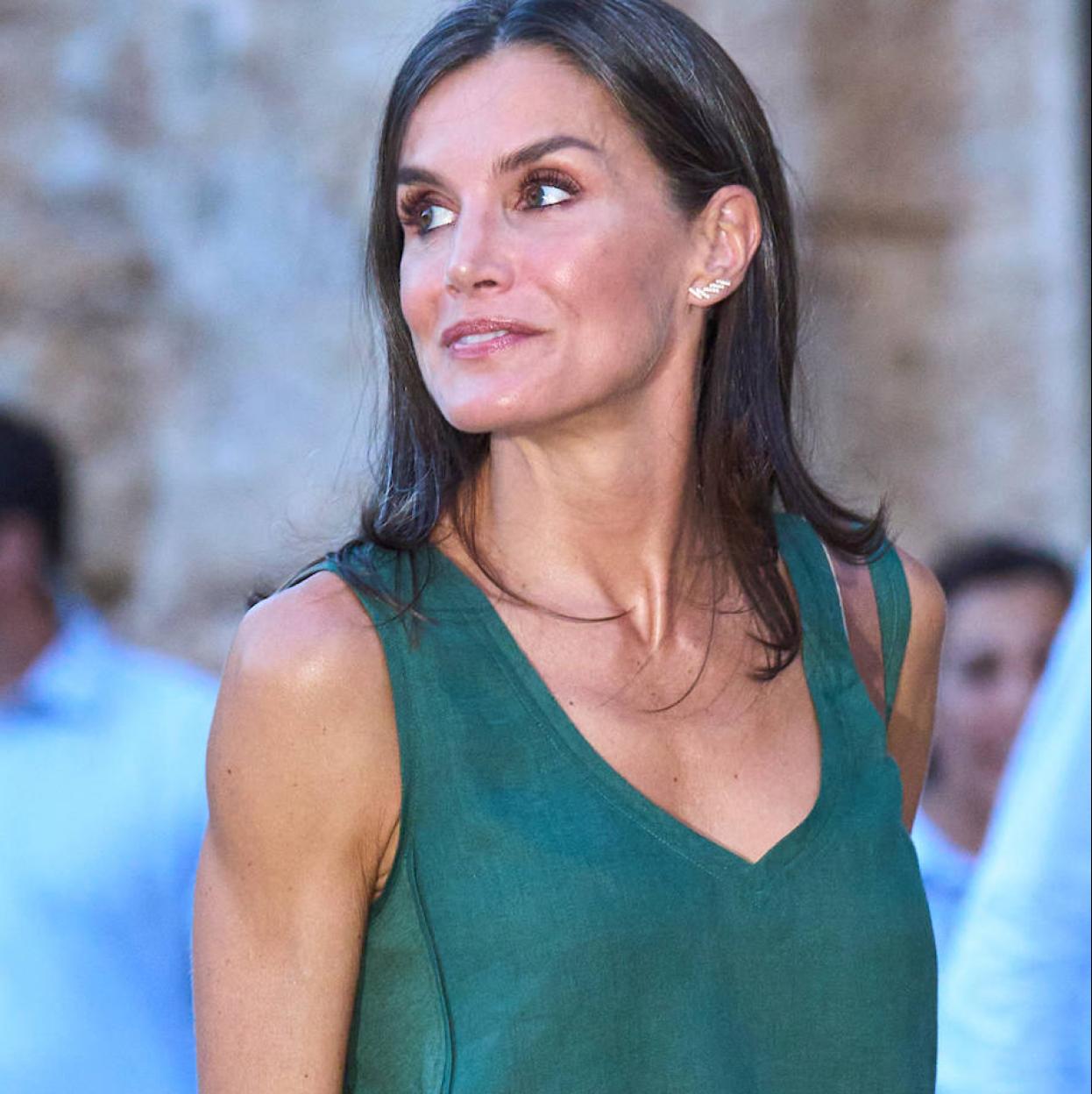 Los looks de la reina Letizia en vacaciones: pantalones cortos, sandalias  planas y vestidos cómodos | Mujer Hoy