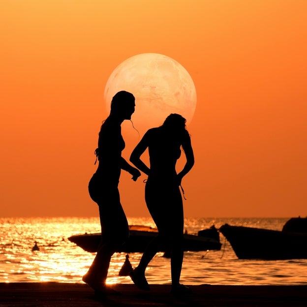 Mujeres con luna llena de verano