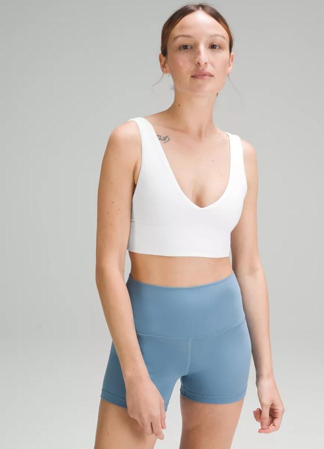 Top deportivo en blanco de Lululemon.