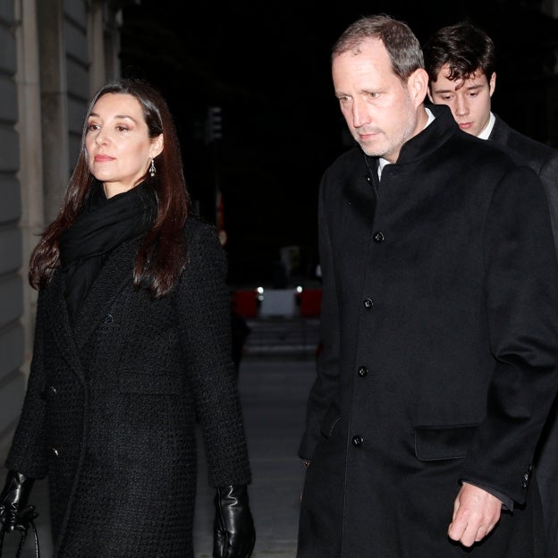 Bárbara Cano y Bruno Gómez-Acebo, en el funeral de la infanta Pilar. 