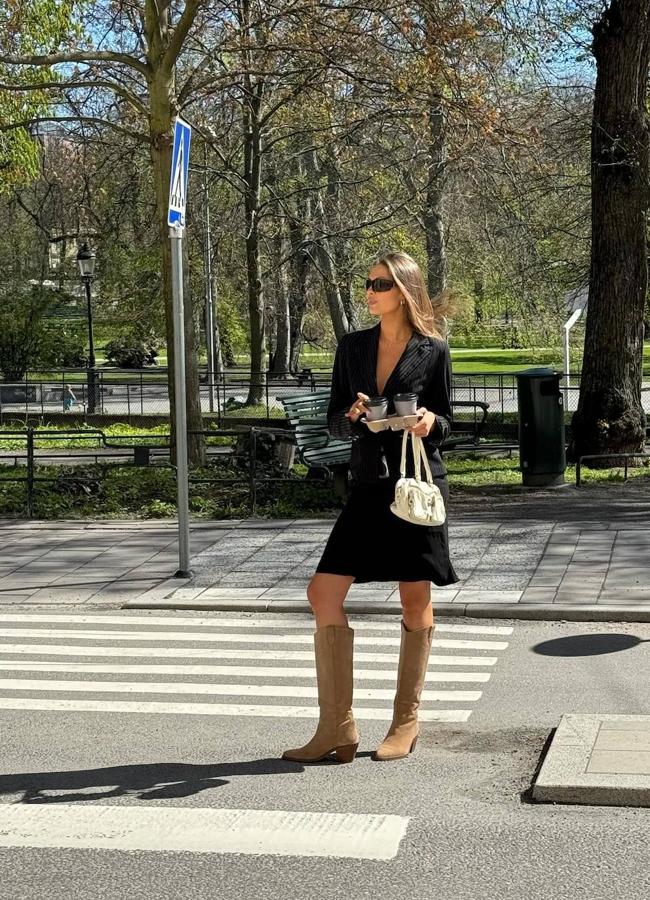 Look de verano con botas y conjunto negro de camisa y falda/@sofiaboma