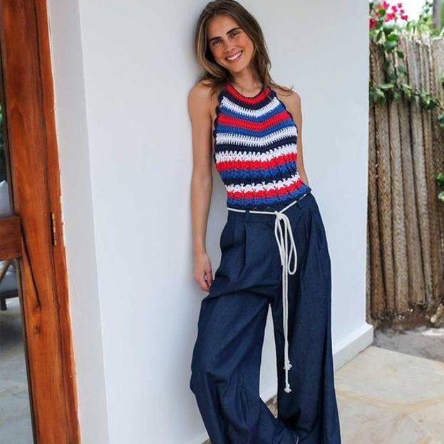 Influencer con pantalones vaqueros de verano fresquitos