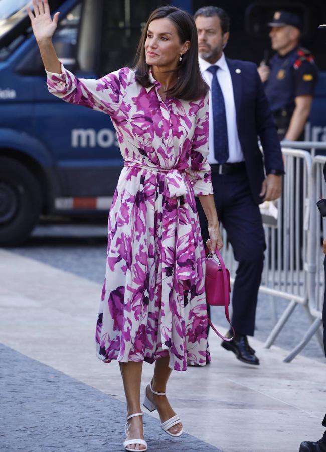 La reina Letizia ha estrenado un vestido de Carolina Herrera. / LIMITED PICTURES