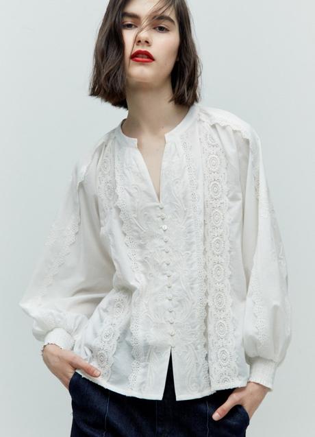 Camisa blanca de Sfera (29,99 euros)