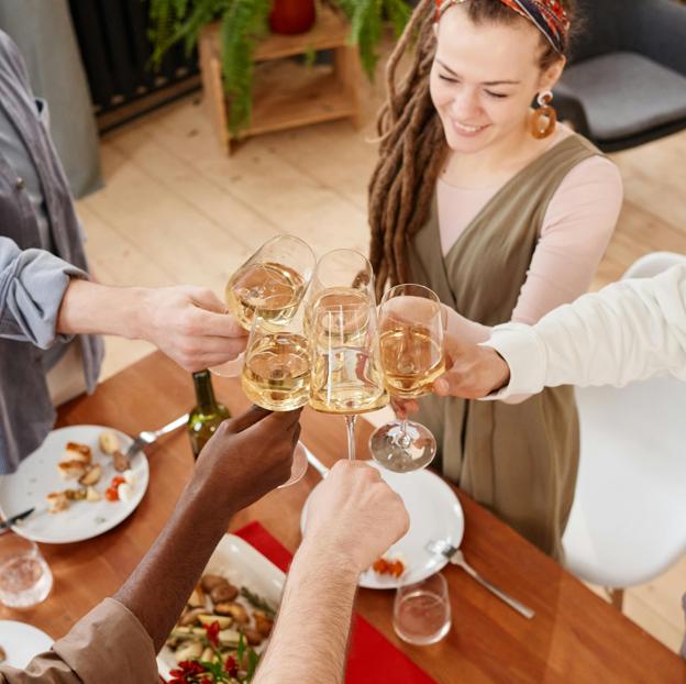 Brindar con vino blanco en verano es uno de los grandes placeres de esta época del año.