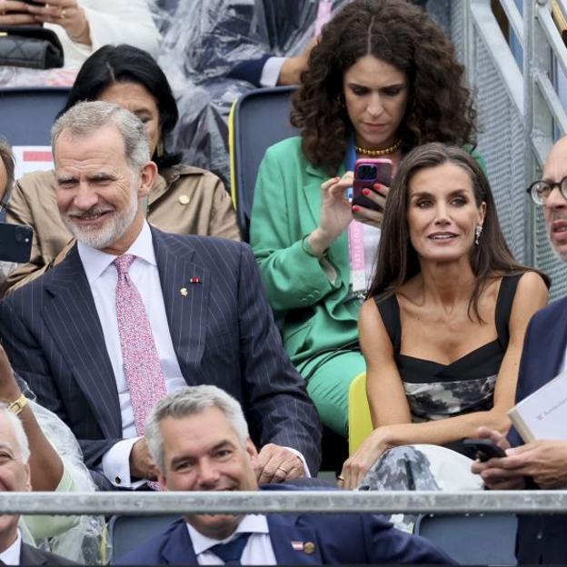 La reina Letizia rescata su precioso vestido de Carolina Herrera para la ceremonia de inauguración de los Juegos Olímpicos de París