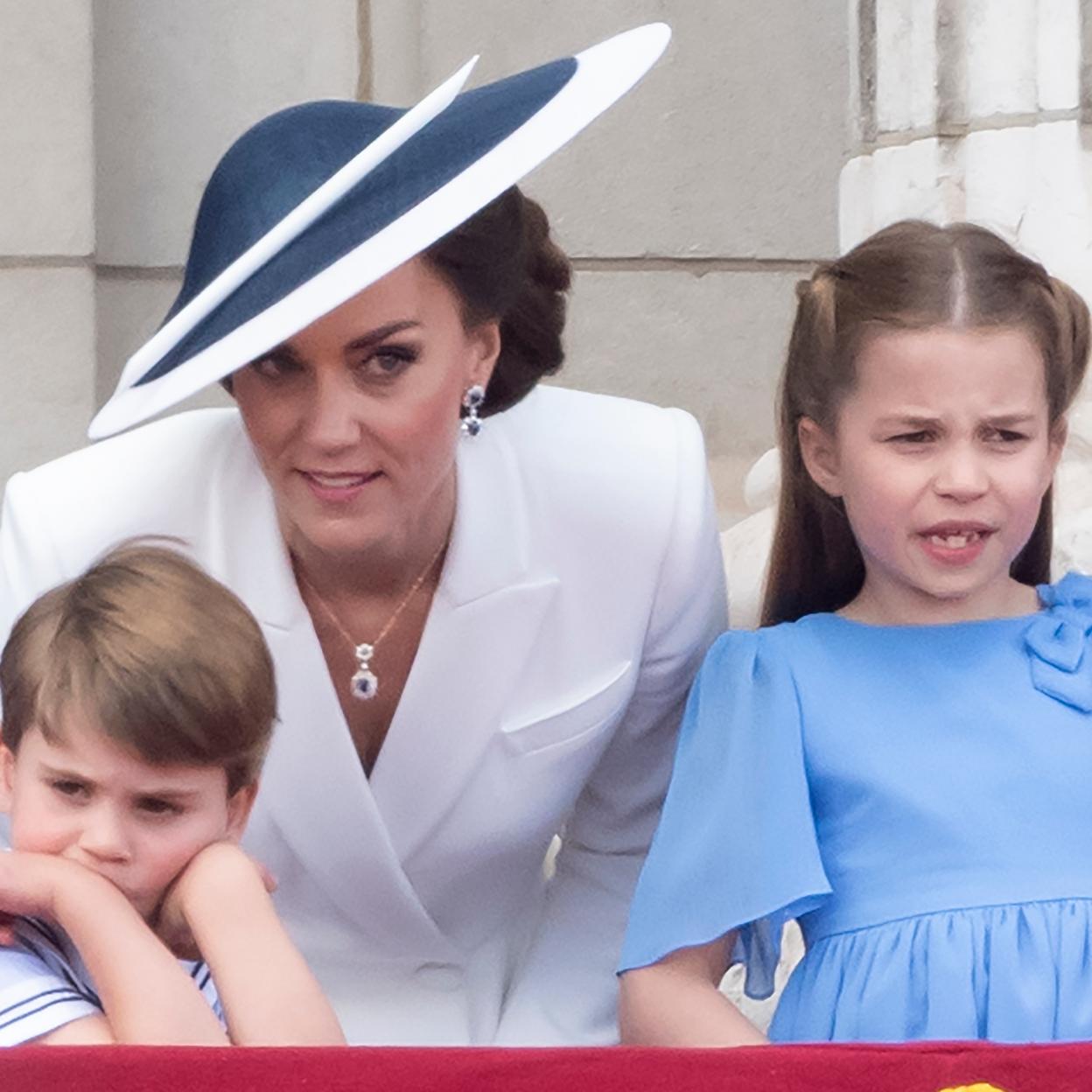 Kate Middleton y sus hijos Charlotte y el pequeño Louis. /gtres