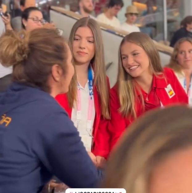 Sofía y Leonor han llevado la chaqueta roja de Joma.