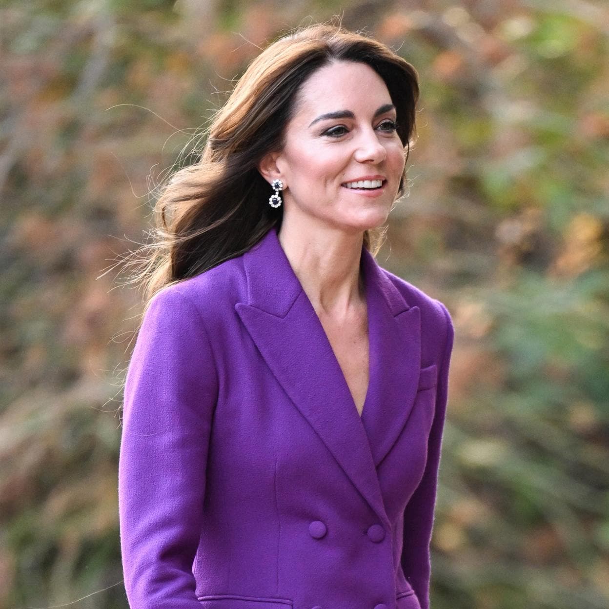 Kate Middleton con una blazer morada. 