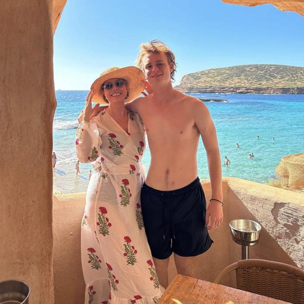 Diandra Douglas, en sus últimas vacaciones en ibiza, con su hijo. 