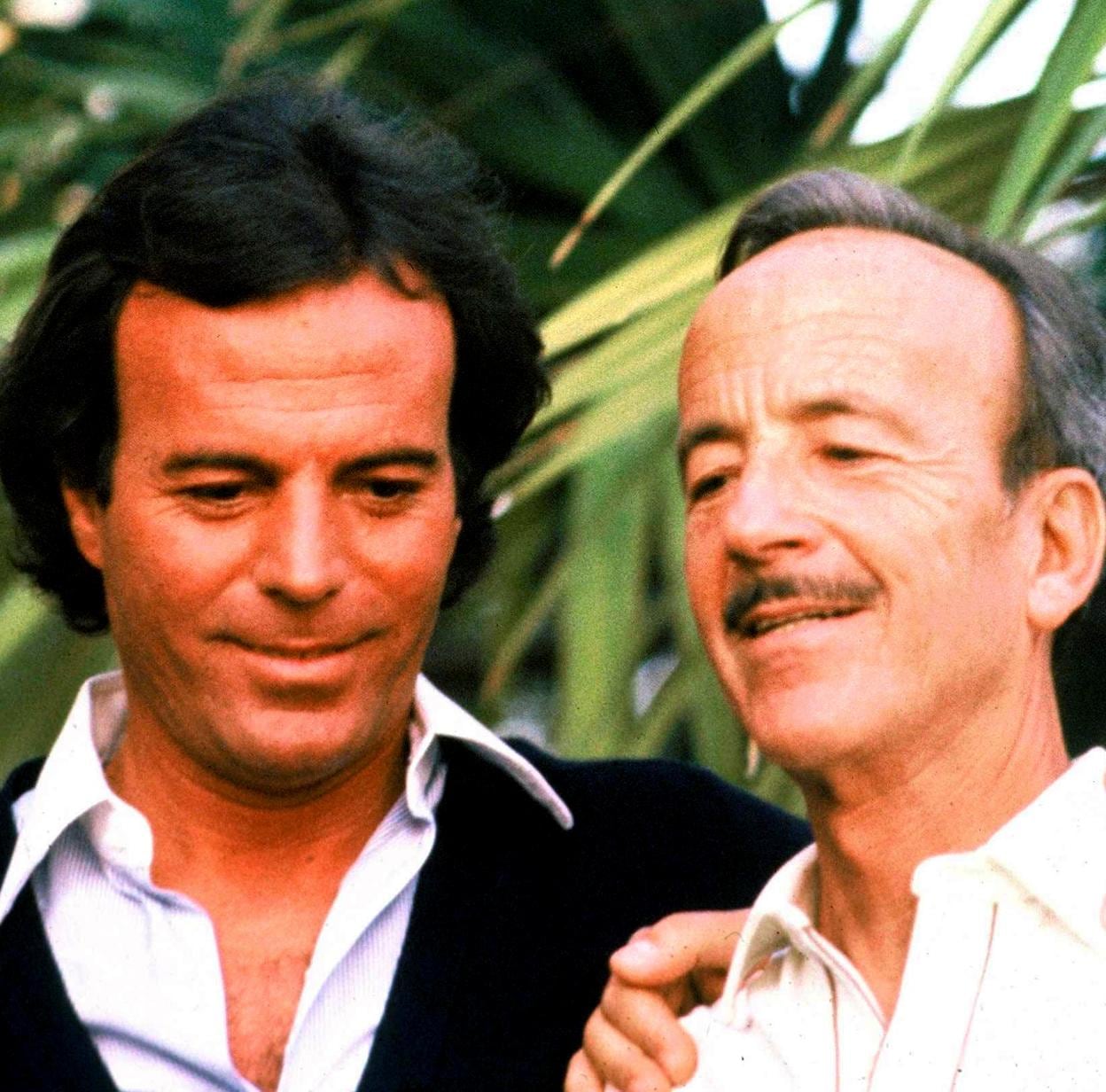 Julio Iglesias junto a su padre, el recordado Papuchi. /GTRES