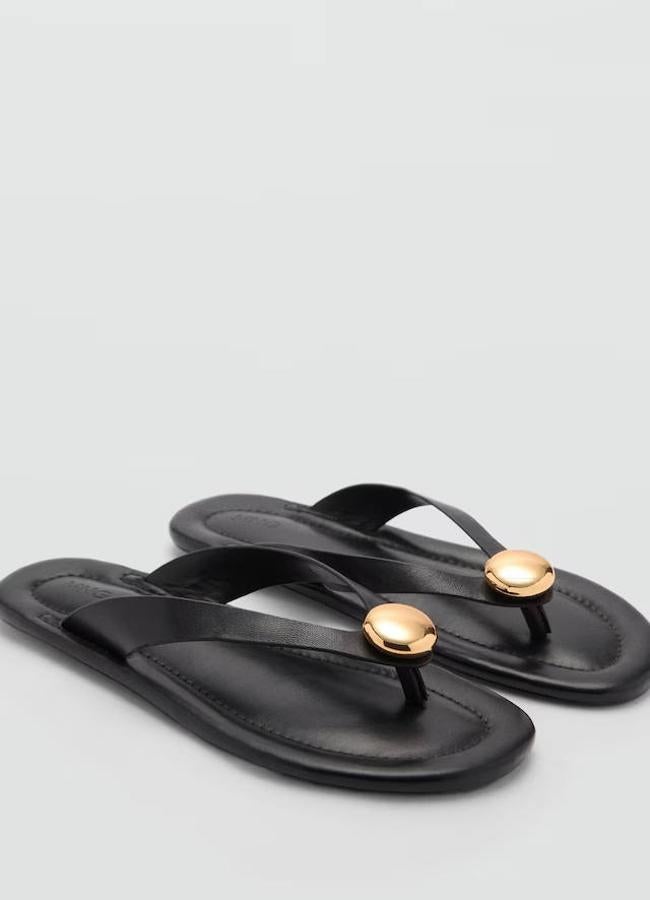 Sandalias flip flop con adorno metálico