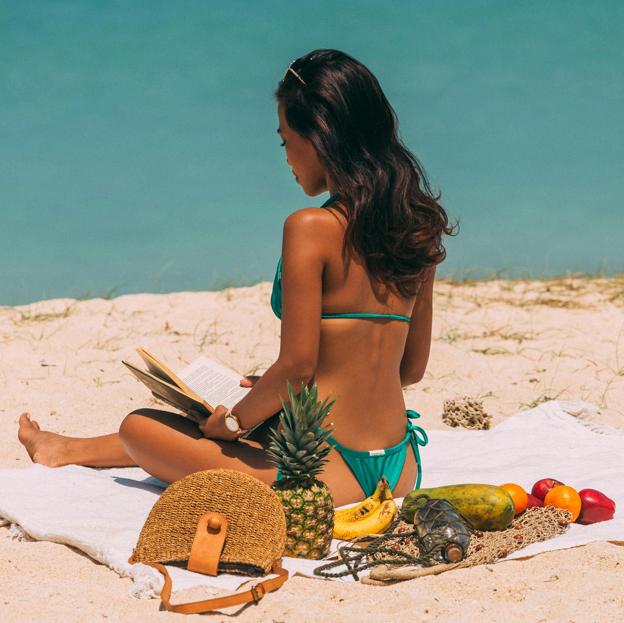 Leer un buen libro en la playa es uno de los mayores placeres del verano.