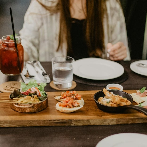 Soy nutricionista y esta es la cena antiinflamatoria que te recomiendo tomar en verano