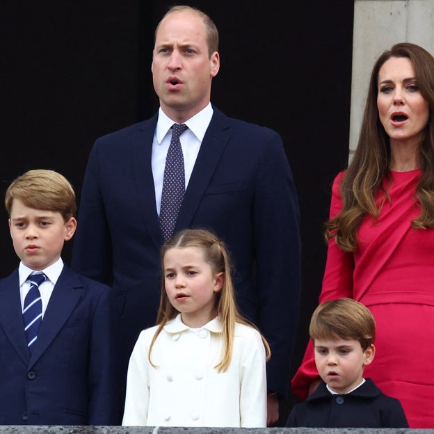 Los príncipes de Gales junto a sus hijos. 