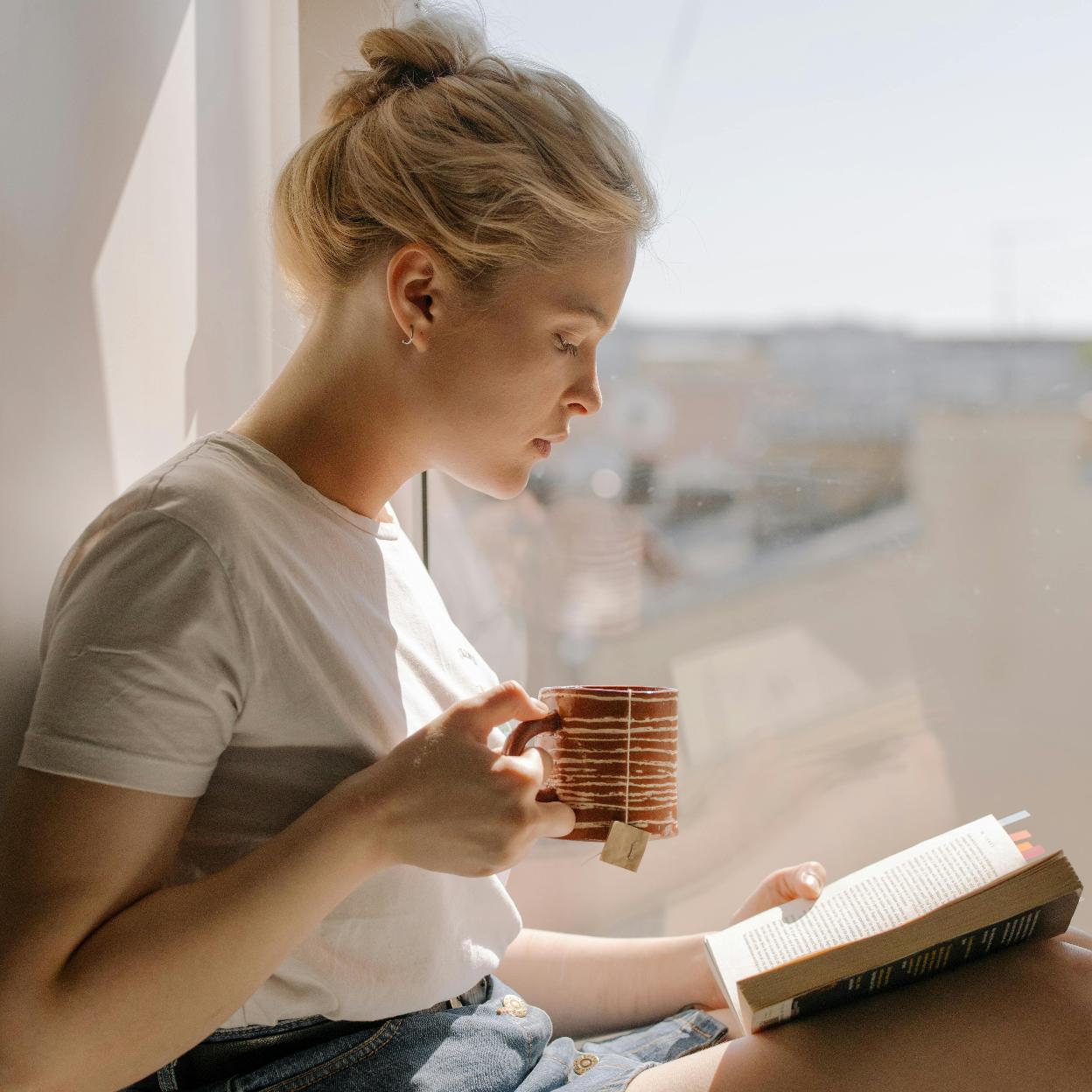 Mujer tomando una infusión de romero. /PEXELS