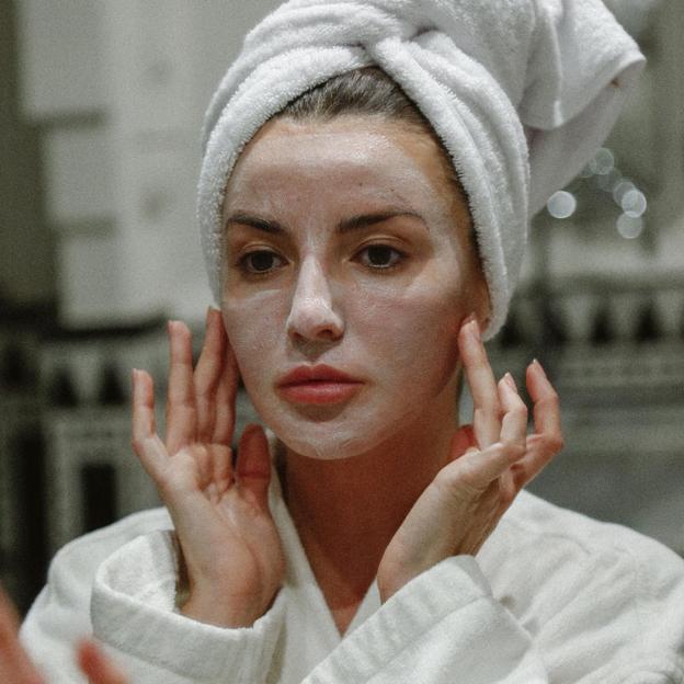 La influencer Alexandra Pereira con una mascarilla facial.