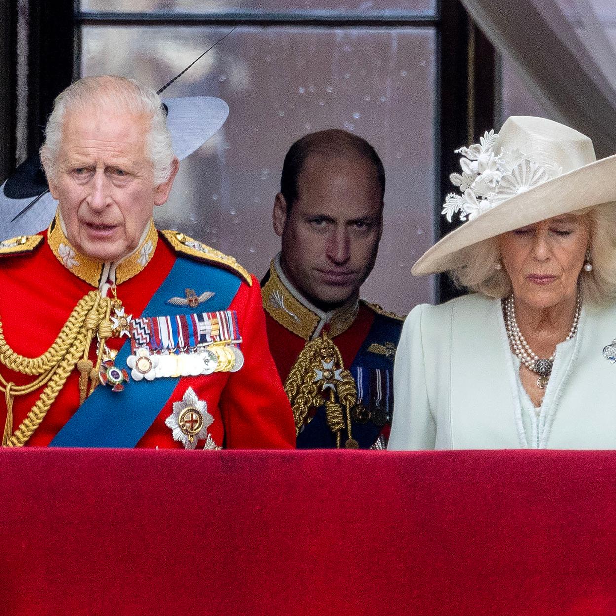 El príncipe Guillermo junto a Carlos III y la reina Camilla. /GTRES