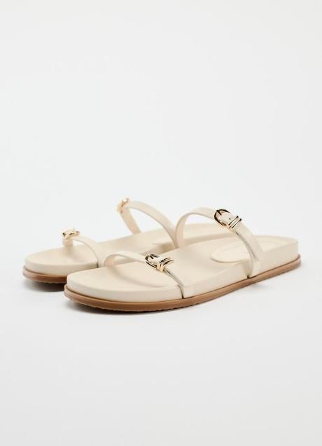 Sandalias blancas de Zara (29,99 euros)