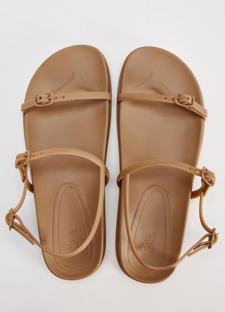 Sandalias planas de Zara (19,99 euros)