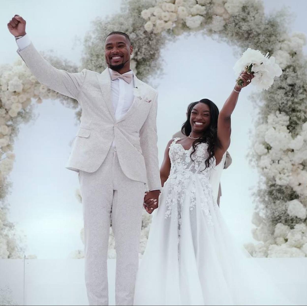 Simone Biles y el jugador de la NFL Jonathan Owens en una imagen de su boda. /NETFLIX