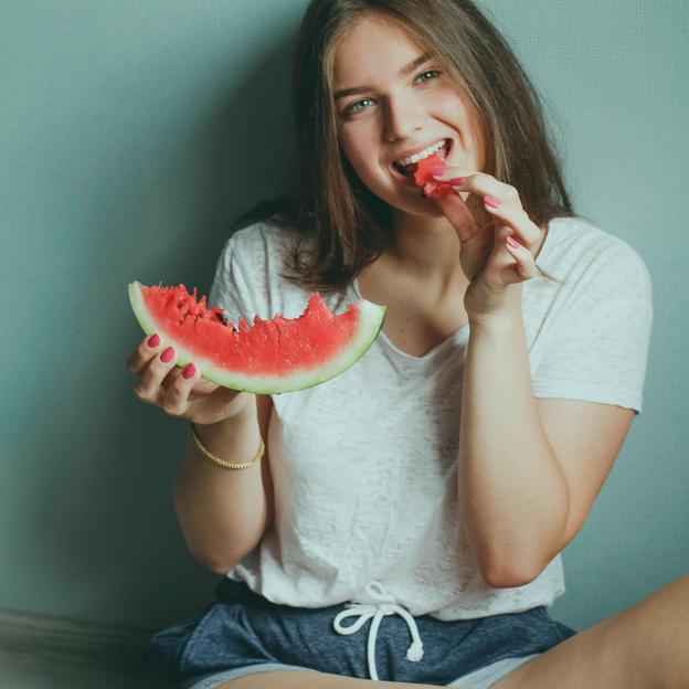 Mujer comiendo fruta. 